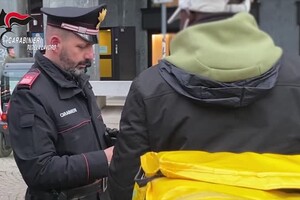 Contrasto al caporalato nel settore dei rider, operazione dei Carabinieri in tutta Italia (ANSA)
