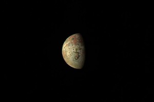 Io, una delle lune di Giove, ripresa dalla camera della sonda Juno, JunoCam, nel passaggio ravvicinato del primo marzo 2023 (fonte: immagine di NASA/JPL-Caltech/SwRI/MSSS, processata da Kevin M. Gill - CC BY) (ANSA)