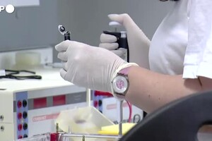 Un test del sangue per diagnosticare 50 tipi di cancro (ANSA)