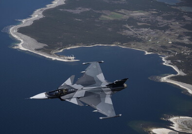 Un caccia svedese in volo sull'isola di Gotland, nel Mar Baltico (ANSA)