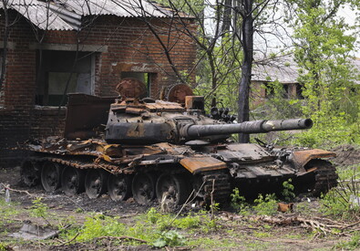 I resti di un carro armato bruciato nell'area vicino a Kharkiv (ANSA)