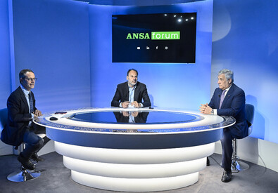 Antonio Tajani con il direttore ANSA Luigi Contu e il giornalista Marcello Campo (ANSA)