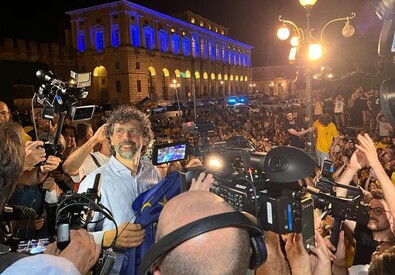 Verona, festeggiamenti per il nuovo sindaco Damiano Tommasi in piazza Bra (ANSA)