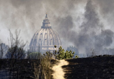 Nuovo incendio a Roma, fiamme nel parco del Pineto (ANSA)