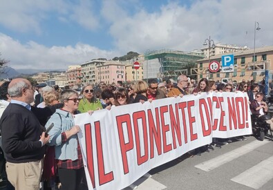 Manifestazione di comitati cittadino contro lo sviluppo del porto di Genova a Ponente (ANSA)