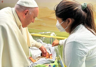 La visita del papa nel reparto di oncologia del Gemelli (ANSA)