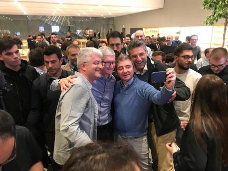 Tim Cook a sorpresa all'Apple Store a Milano © ANSA