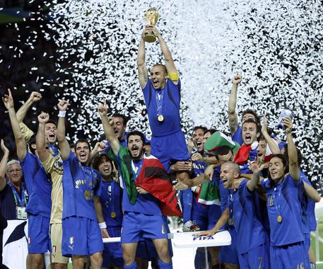 Fabio Cannavaro alza la Coppa del Mondo al termine della finale del Mondiale 2006 © ANSA