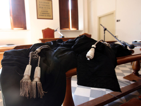Una toga in un'aula di giustizia © ANSA