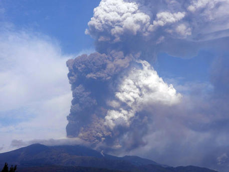 Nuovo evento parossistico sull'Etna: una fontana di lava ed emissione di cenere vulcanica, dal cratere di Sud-Est © ANSA
