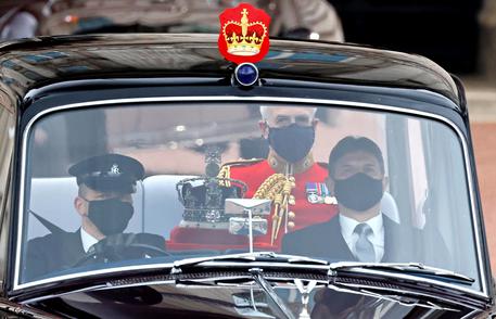 La corona trasportata in auto a Westminster per il discorso della regina Elisabetta © AFP