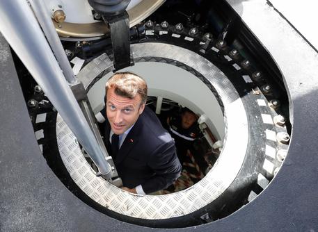 Emmanuel Macron ispeziona un sottomarino © EPA