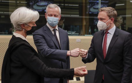 La presidente della Bce, Lagarde, il ministro francese delle Finanze Le Maire e e quello tedesco Lindner © EPA