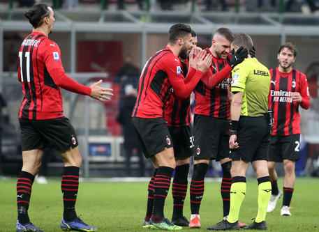 Milan-Spezia, i rossoneri contestano la decisione di Serra di non concedere il vantaggio,  vanificando un gol di Messias © ANSA