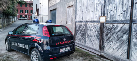 L'auto dei carabinieri sul luogo dove sono stati trovati i due corpi © ANSA