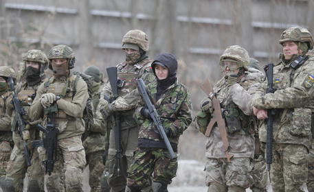 Un'esercitazione militare in Ucraina in una foto recente © EPA
