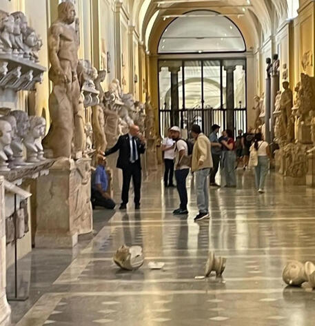 Busti a terra ai Musei Vaticani (instagram) © ANSA