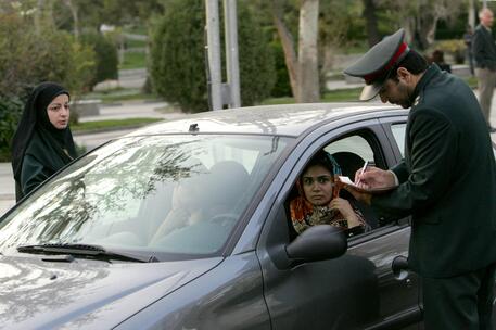 Controlli della polizia a Teheran per far rispettare il codice di abbigliamento © AFP