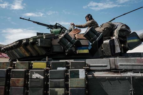 Soldati ucraini su un tank a Bakhmut, in Ucraina © Ansa
