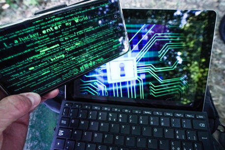 Un'immagine che simula e rappresenta la figura di un hacker impegnato in un attacco informatico © ANSA