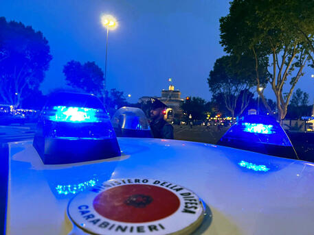 Auto Carabinieri di notte. Foto di repertorio © ANSA