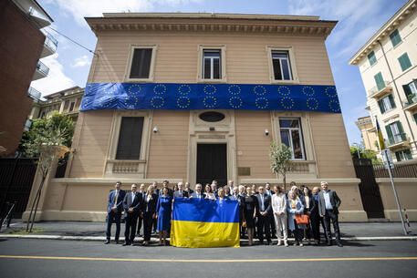 Ue:a Roma bandiera Europa a ambasciata ucraina,'sostegno a Kiev' © ANSA