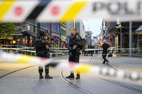La polizia sul luogo della sparatoria a Oslo © EPA