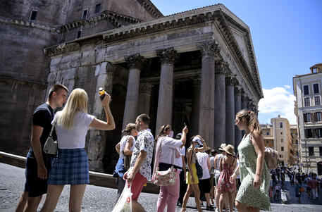 Turisti a Roma © ANSA 