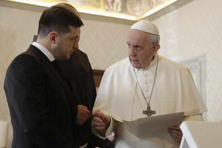 Zelensky, ho sentito Papa,gli ho parlato dei crimini russi © AP
