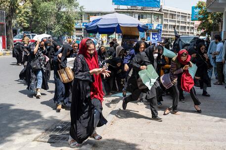 Afghanistan, spari in aria per disperdere la protesta delle donne © AFP