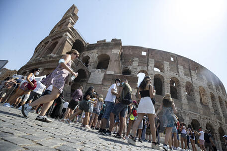 Gruppi di turisti in attesa di entrare al Colosseo, foto archivio © ANSA