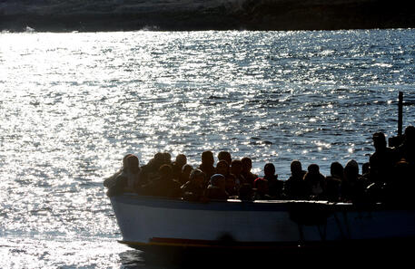 Un barcone con a bordo migranti. Immagine d'archivio © ANSA