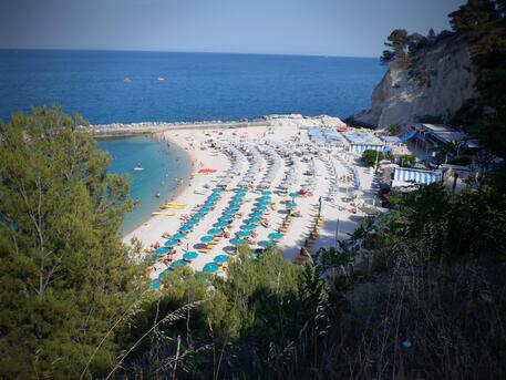 Sirolo (Ancona) sul mare Adriatico, la spiaggia con ombrelloni e stabilimenti balneari © ANSA