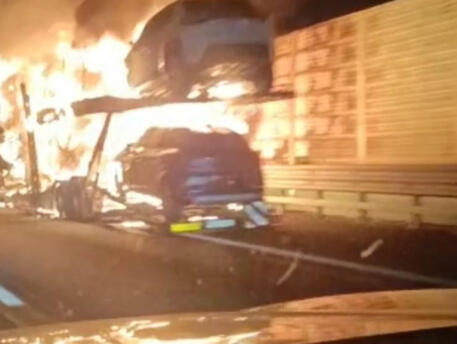 Bisarca prende fuoco sulla A21, autostrada chiusa e km di code © ANSA