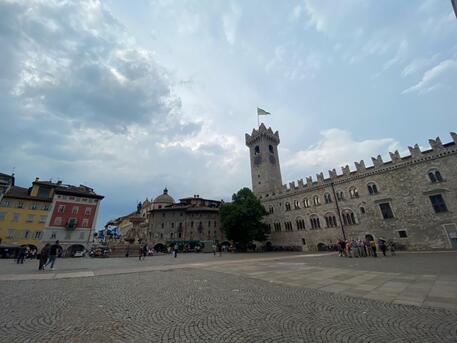 Piazza del Duomo, Torre Civica e Palazzo Pretorio, Trento. Immagine d'archivio © ANSA