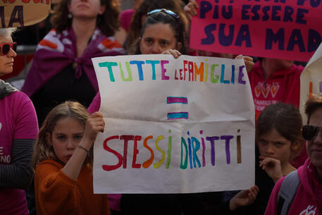 Figli coppie gay, con Bella Ciao via alla manifestazione a Milano © ANSA