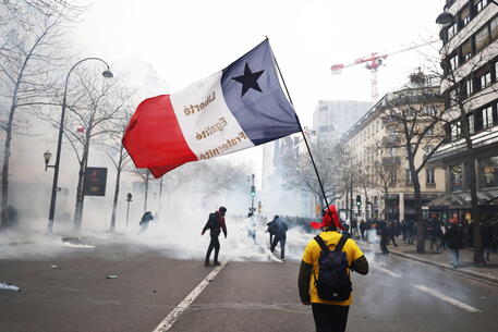 La protesta contro la riforma delle pensioni, manifestanti a Parigi © EPA