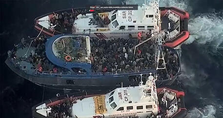 Video G.Costiera, soccorsi migranti su 2 pescherecci in mar Ionio © ANSA