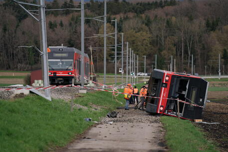 Il treno deragliato a Luescherz, Svizzera © EPA