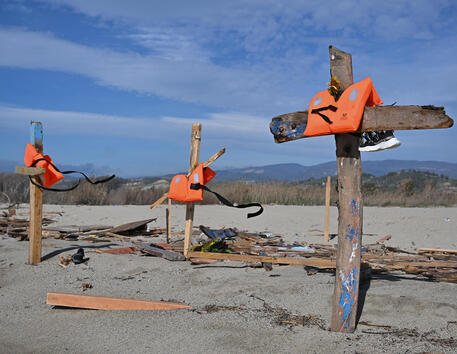 Croci sul luogo del naufragio a Steccato di Cutro © ANSA