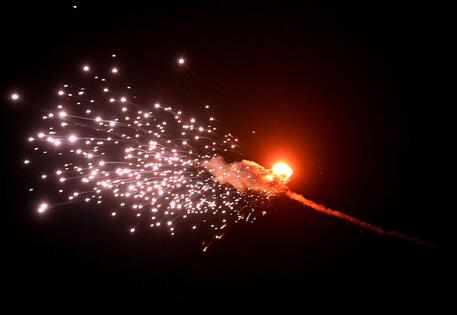 L'esplosione di un drone dopo che è stato abbattuto sul cielo di Kiev © AFP