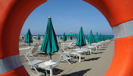Veduta di una spiaggia di San Vincenzo (Livorno) in una foto d'archivio (ANSA)