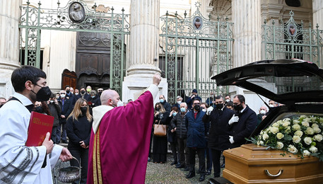 Parenti e amici durante il funerale di Angelo Burzi (ANSA)