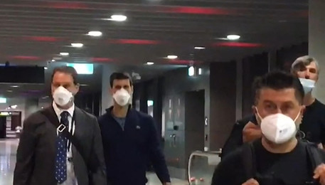 Novak Djokovic, accompagnato all'aeroporto di Melbourne, lascia l'Australia (ANSA)