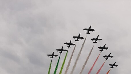 4 novembre: Frecce Tricolori sorvolano lungomare Bari (ANSA)