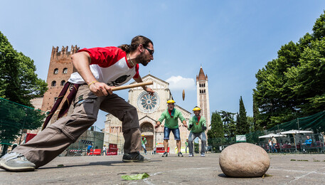 Un gioco di strada  durante il Festival del Tocatì' a Verona  (ANSA)