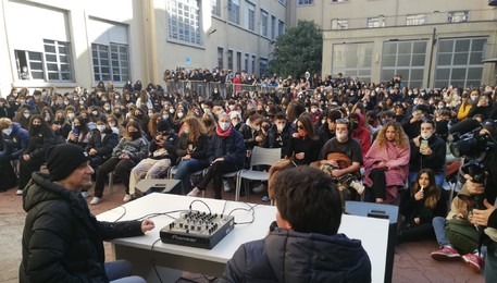 Rapper J-Ax incontra studenti al Regina Margherita di Torino (ANSA)