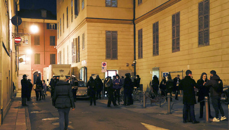 Gente fuori il teatro Pavarotti-Freni dove era in programma un concerto, Modena (ANSA)