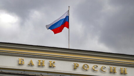 La bandiera russa sull'edifico della Banca di Russia (ANSA)