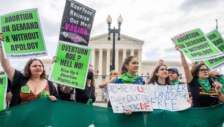 ++ Corte suprema Usa abolisce sentenza sul diritto all'aborto ++ (ANSA)